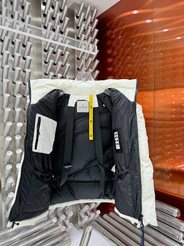 Moncler White Oversized-Baffle Hooded Short Down Jacket